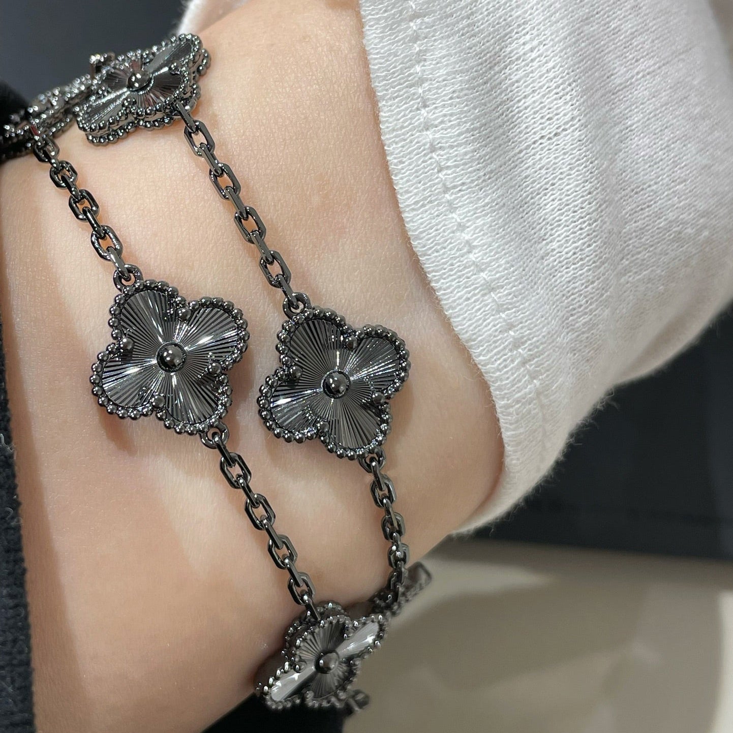 [?Vintora]CLOVER 5 MOTIF BLACK BRACELET