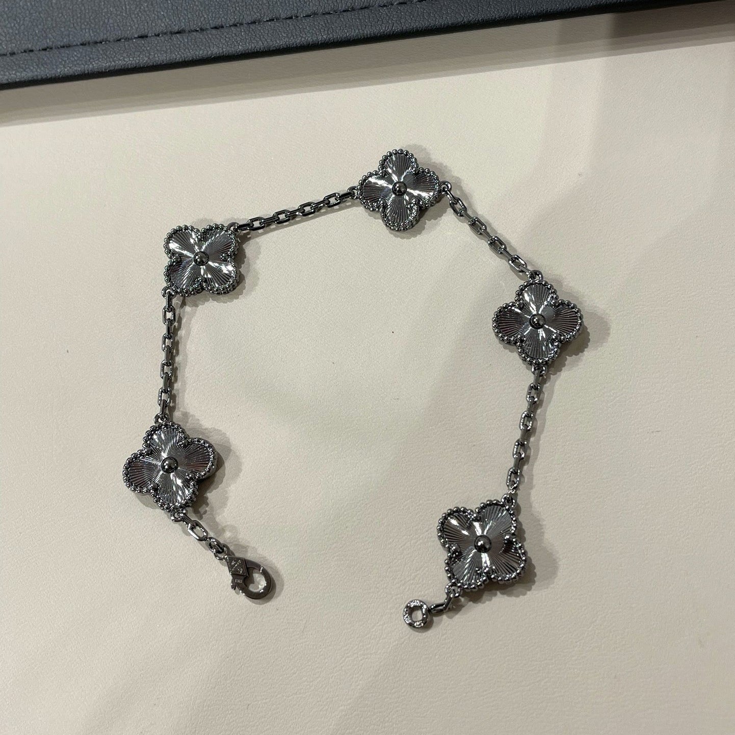 [?Vintora]CLOVER 5 MOTIF BLACK BRACELET