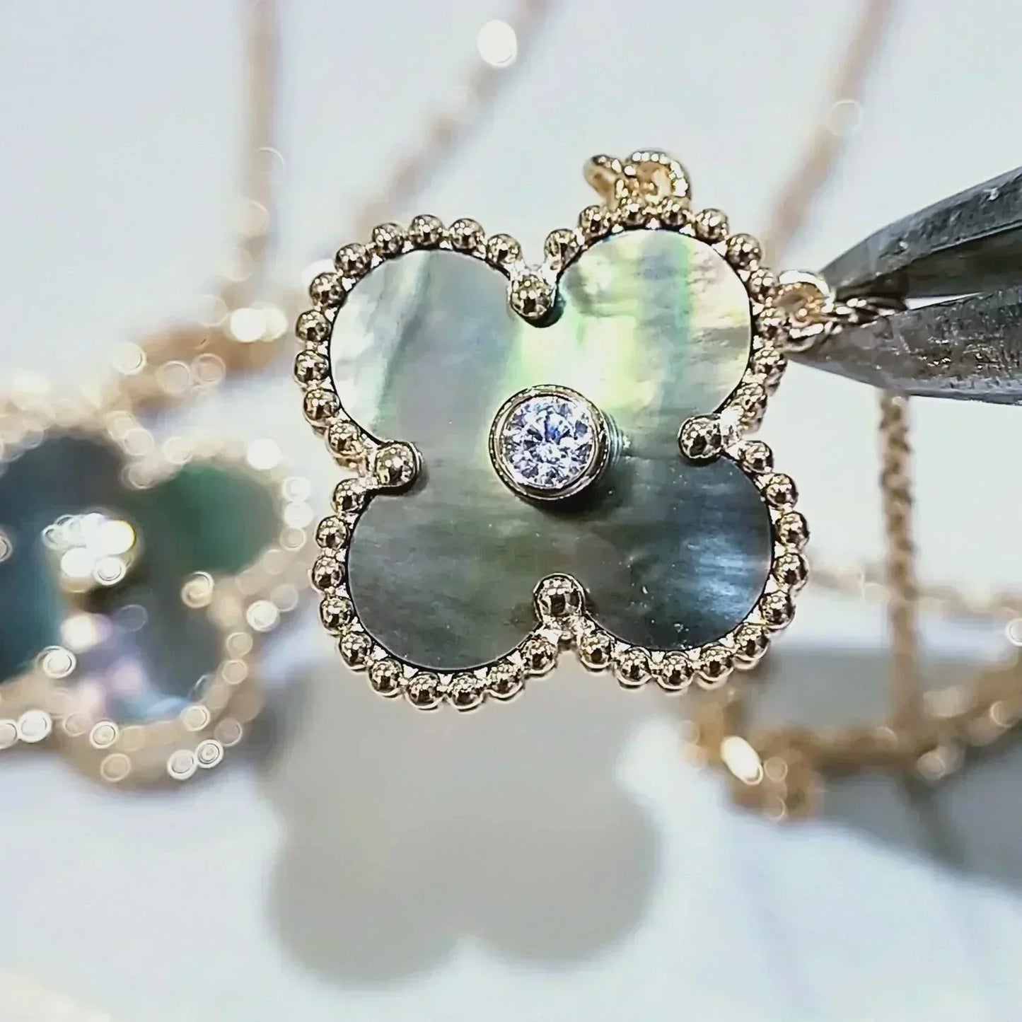 [Vintora]COLLIER TRÈFLE 15MM DIAMANT ET NACRE GRISE