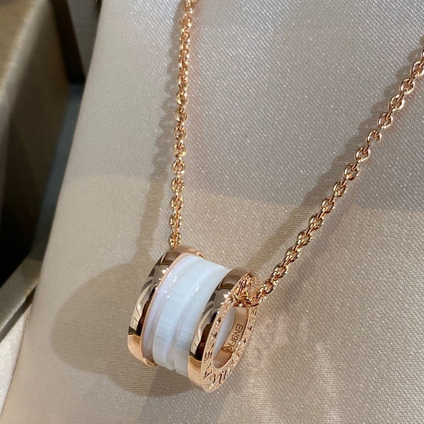 [Vintora]ZERO 1 WHITE CERAMIC PINK GOLD NECKLACE
