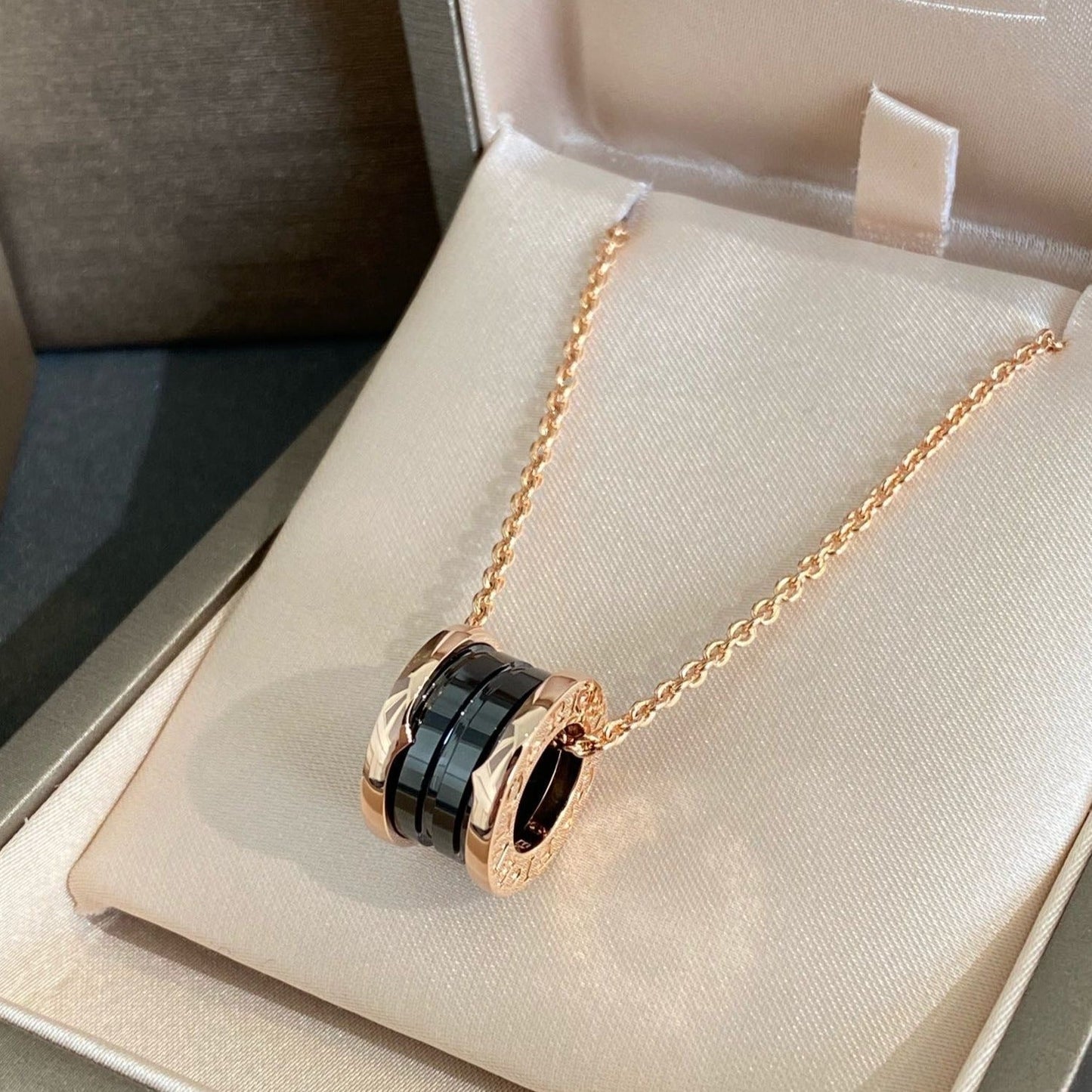 [Vintora]ZERO 1 BLACK CERAMIC PINK GOLD NECKLACE