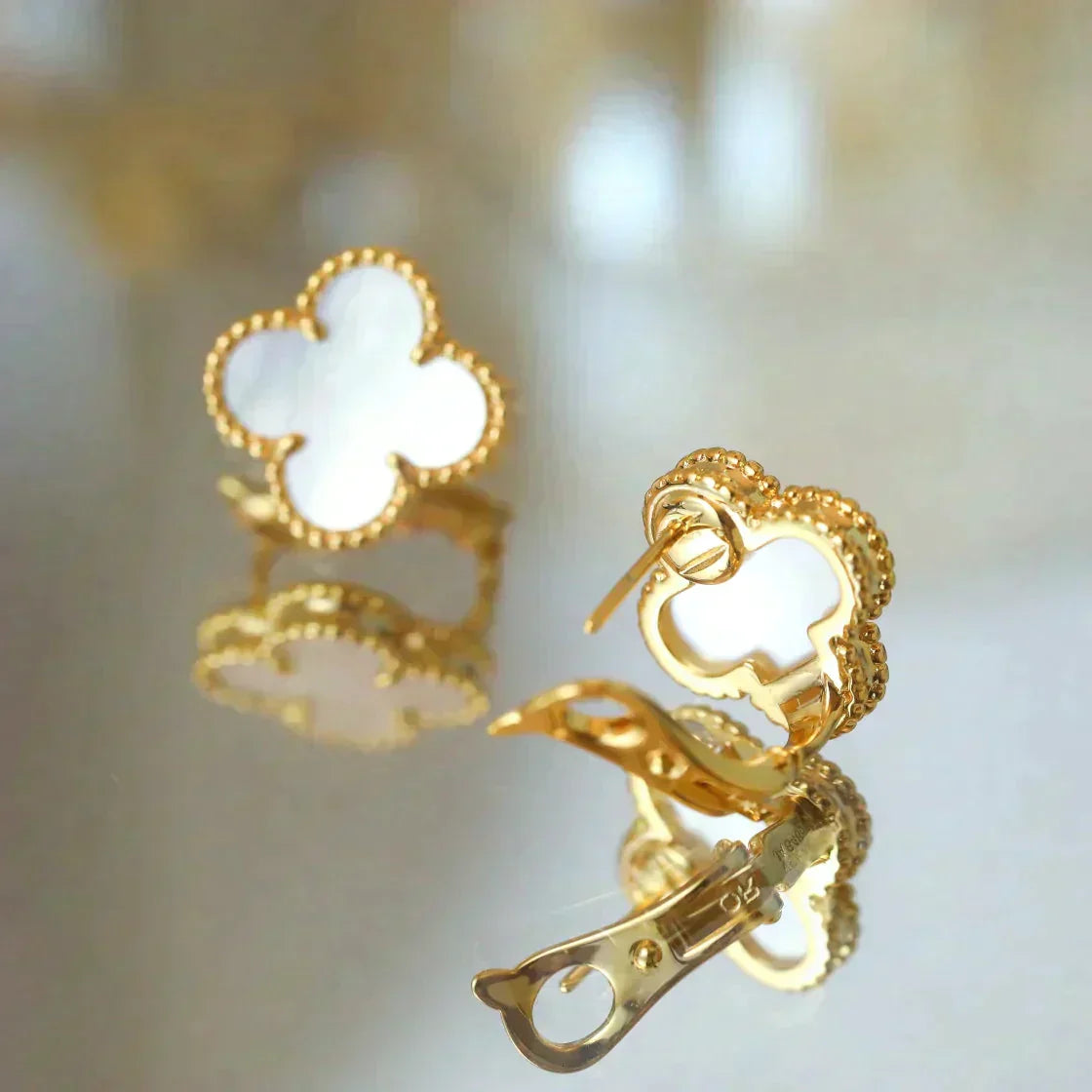 [Vintora]CLOVER MEDIUM 1 MOTIFS  WHITE MOP STUD EARRINGS