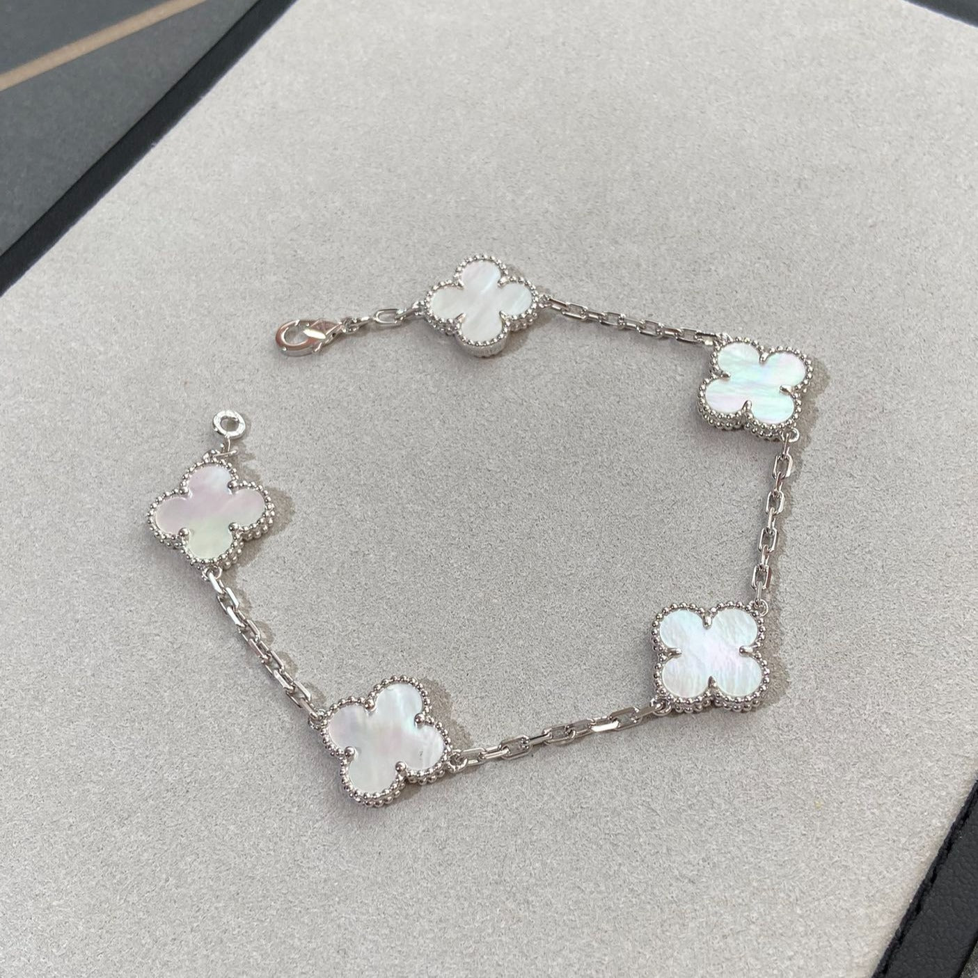 [?Vintora]CLOVER WHITE PEARL MOP 5 MOTIF BRACELET COLLECTION
