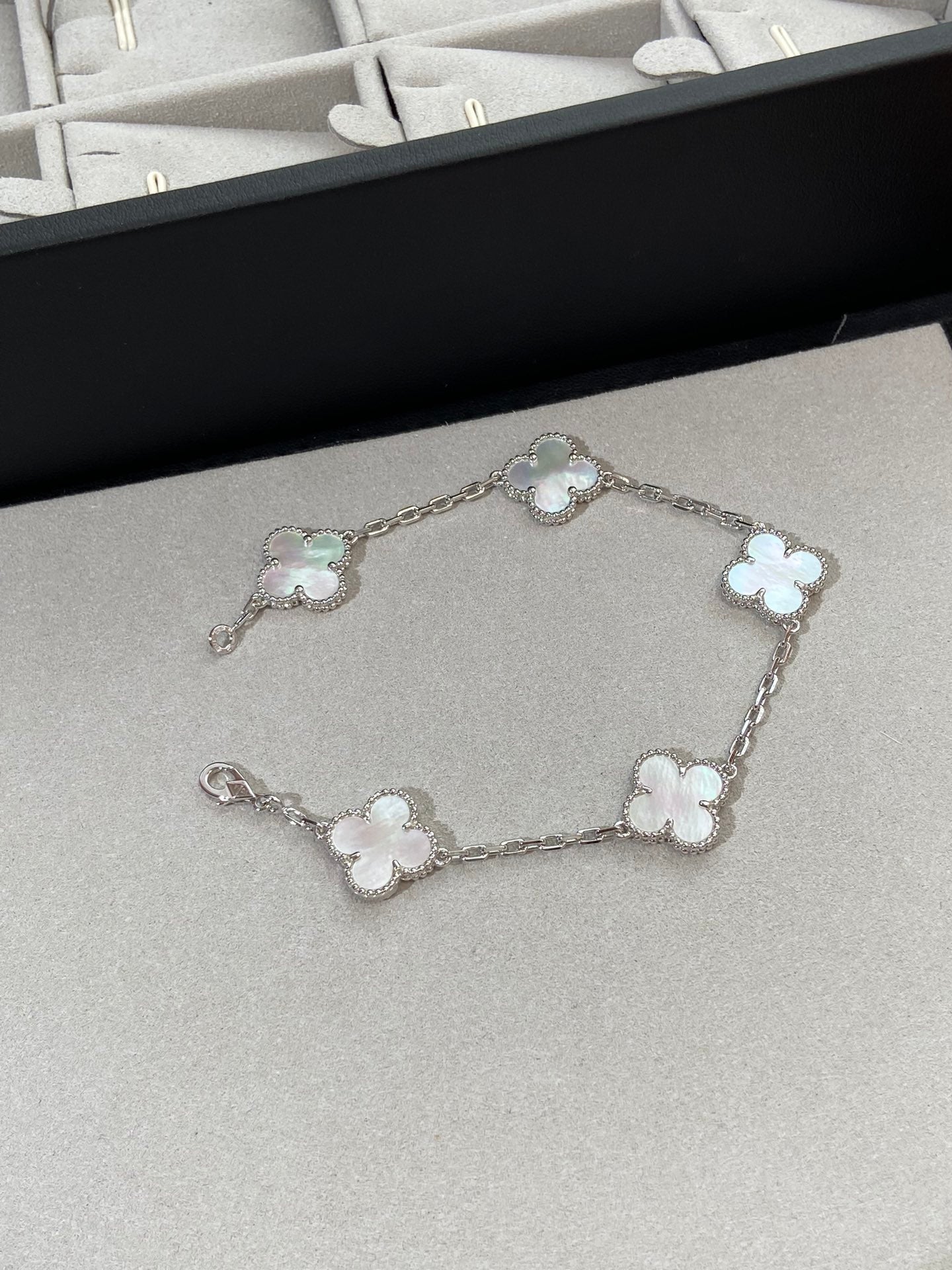 [?Vintora]CLOVER WHITE PEARL MOP 5 MOTIF BRACELET COLLECTION