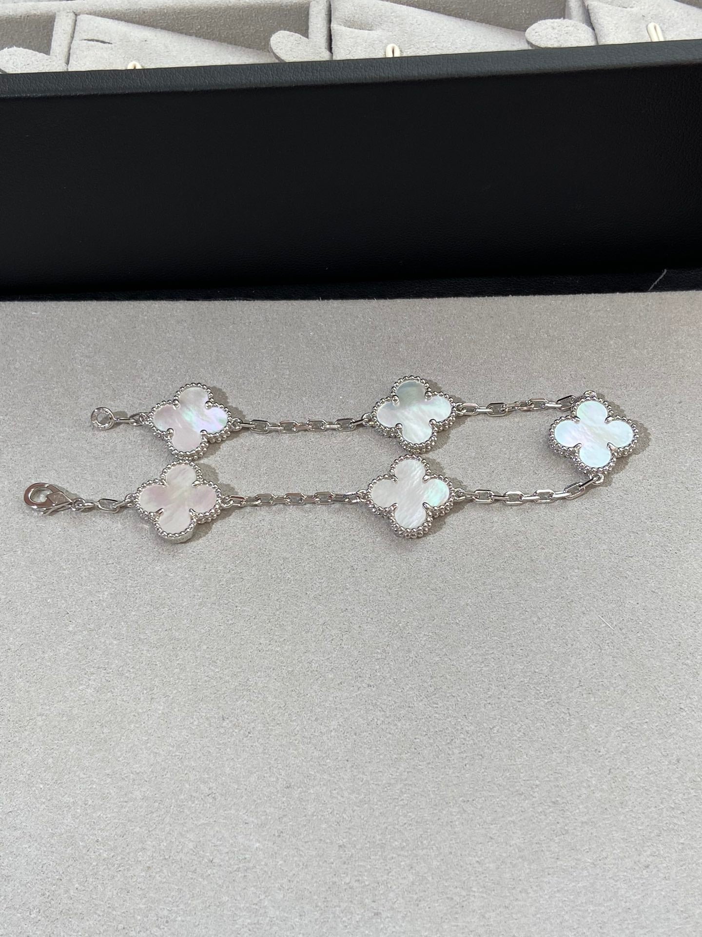 [?Vintora]CLOVER WHITE PEARL MOP 5 MOTIF BRACELET COLLECTION