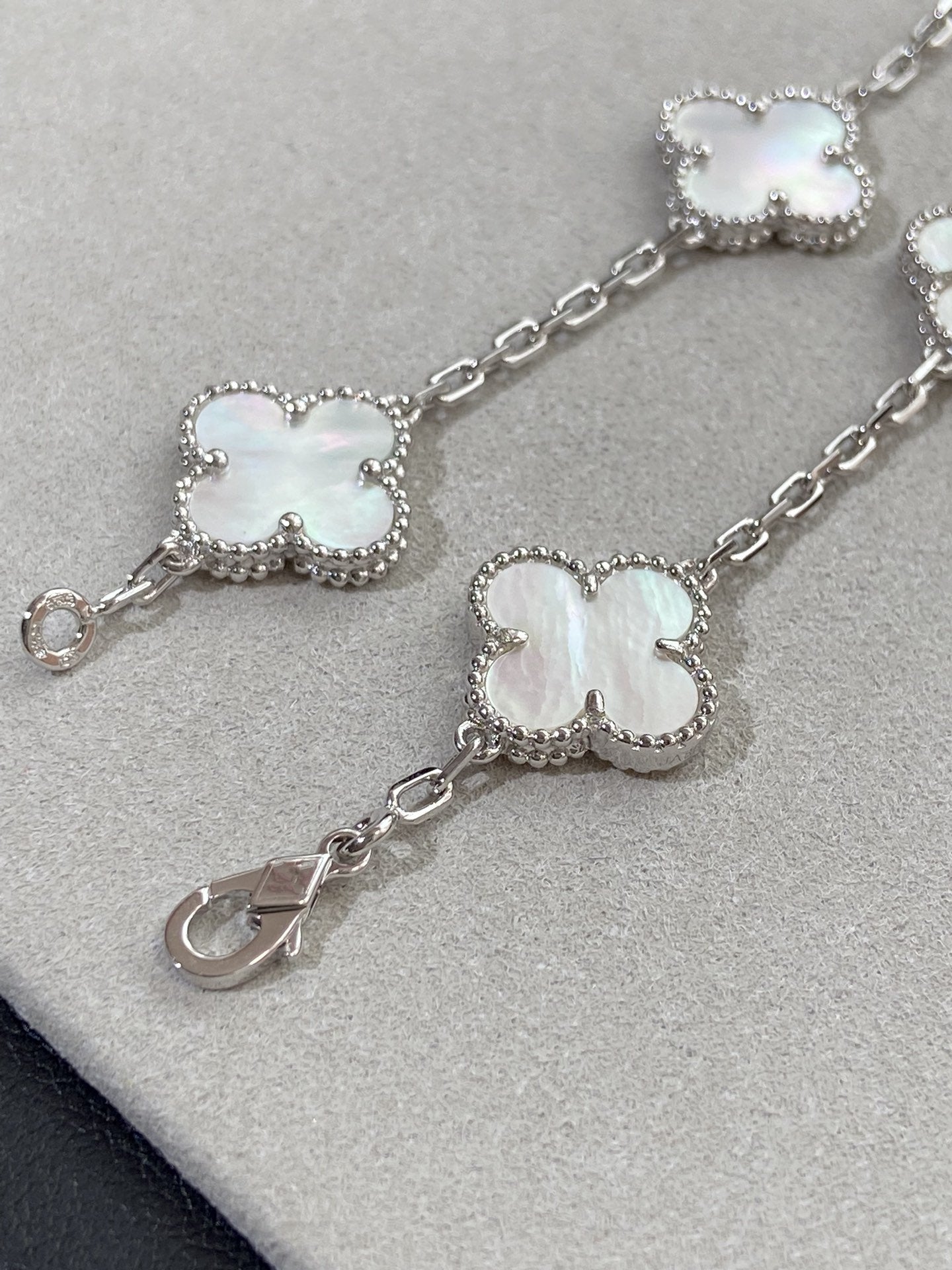 [?Vintora]CLOVER WHITE PEARL MOP 5 MOTIF BRACELET COLLECTION