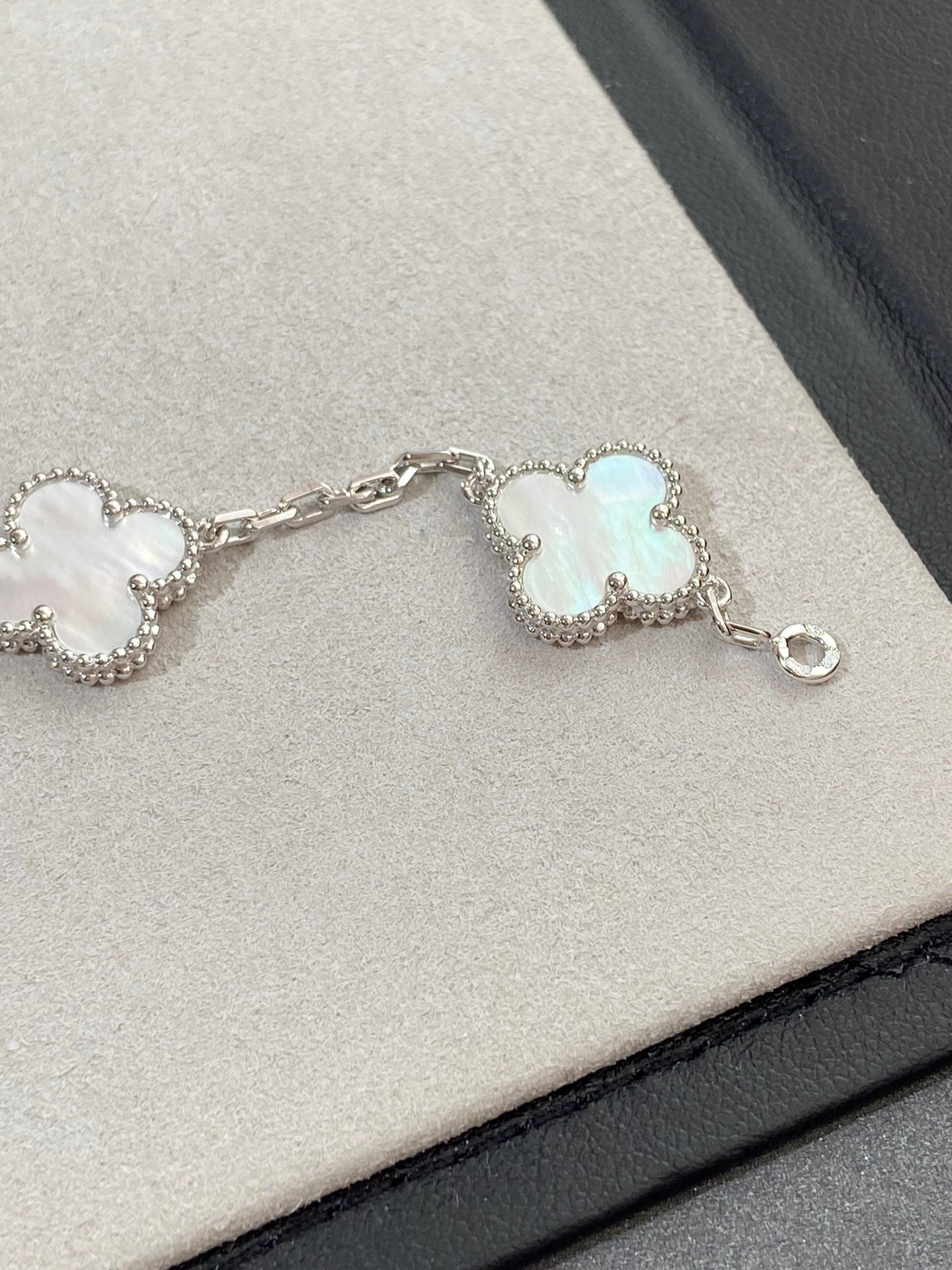 [?Vintora]CLOVER WHITE PEARL MOP 5 MOTIF BRACELET COLLECTION