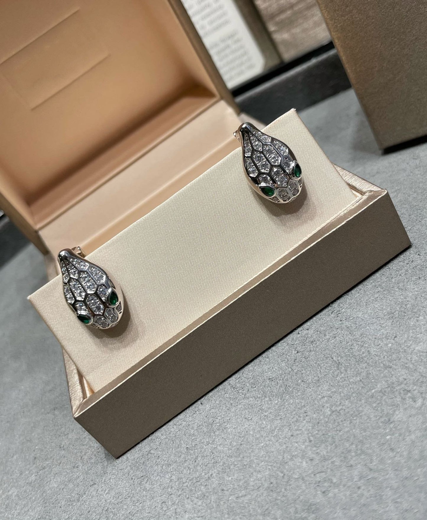 [Vintora]SERPENT DIAMOND STUD EARRINGS