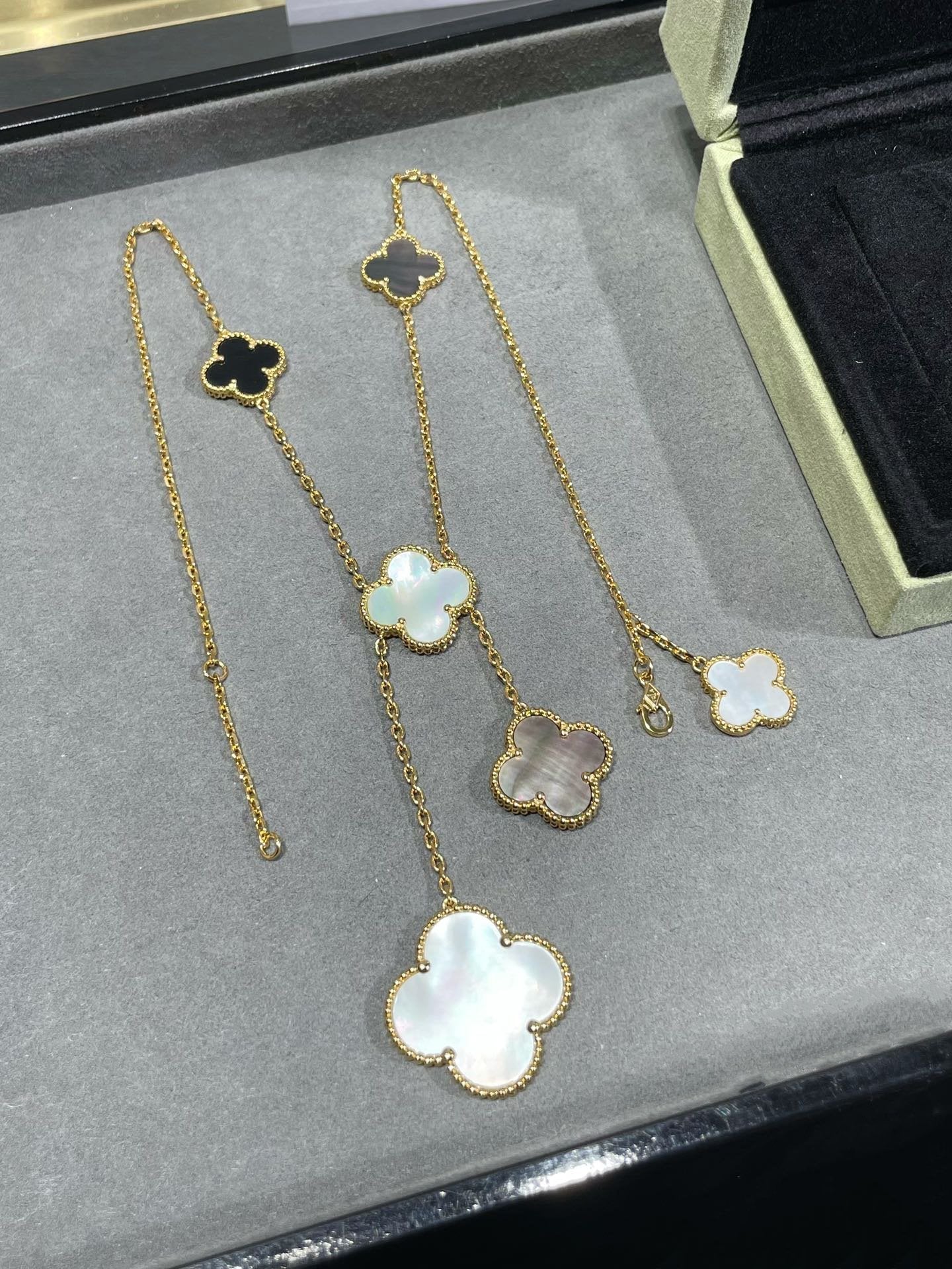 COLLIER ONYX OR 6 MOTIFS TRÈFLE [Vintora]