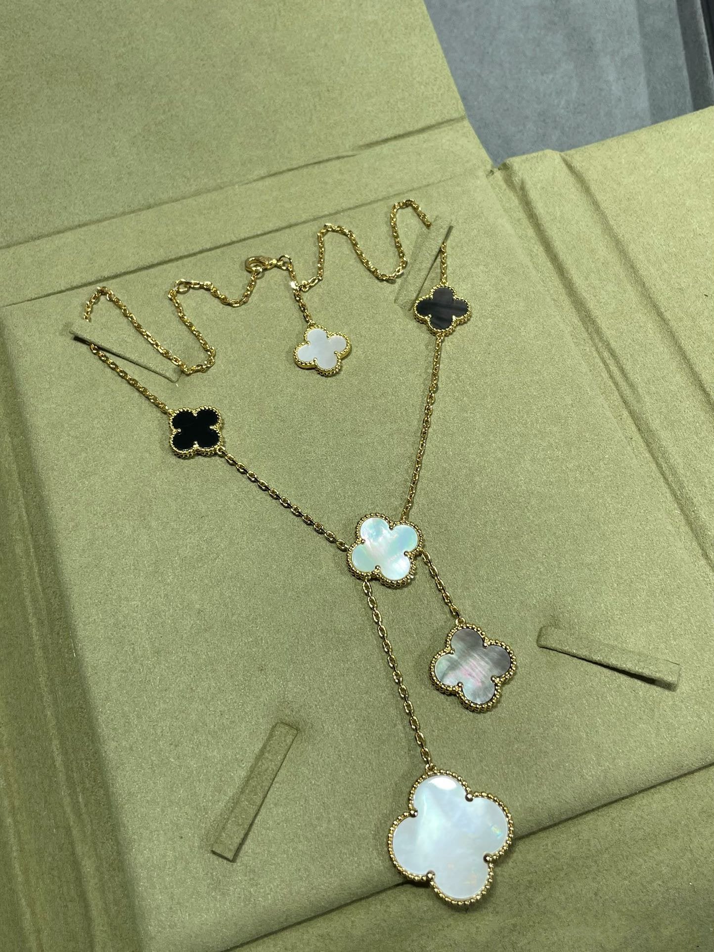 COLLIER ONYX OR 6 MOTIFS TRÈFLE [Vintora]