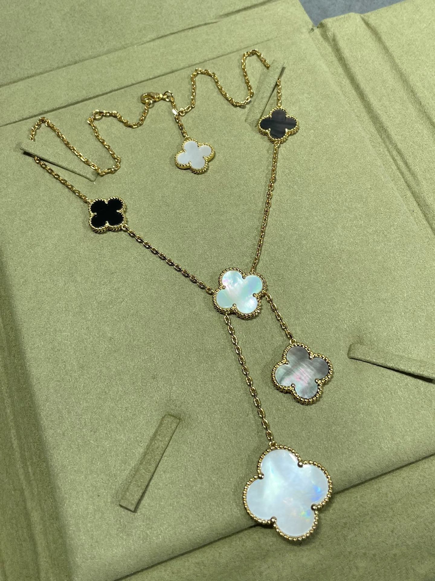 COLLIER ONYX OR 6 MOTIFS TRÈFLE [Vintora]