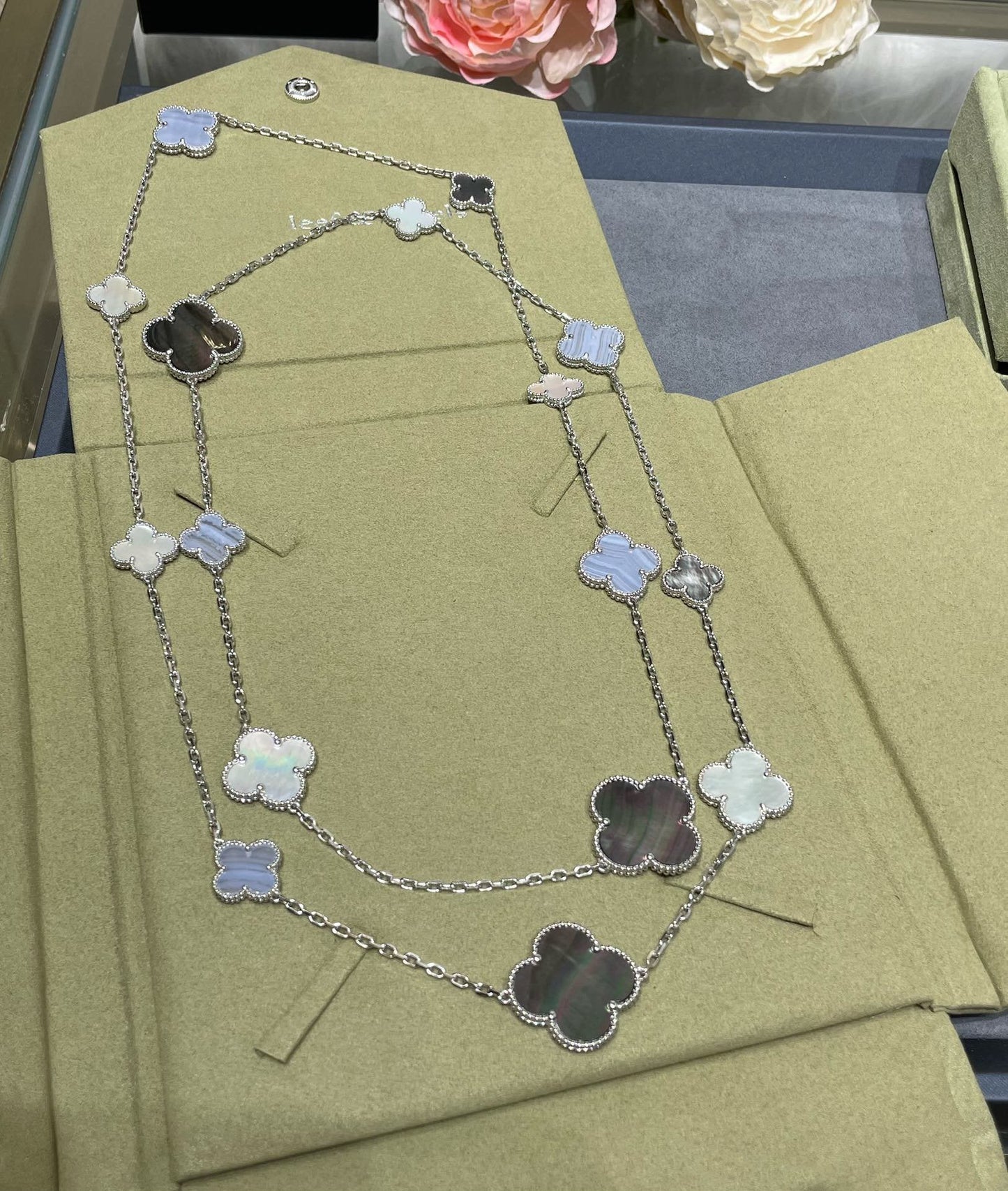 [Vintora]COLLIER EN ARGENT CHALCEDOINE ET NACRE A MOTIFS CLOVER 16