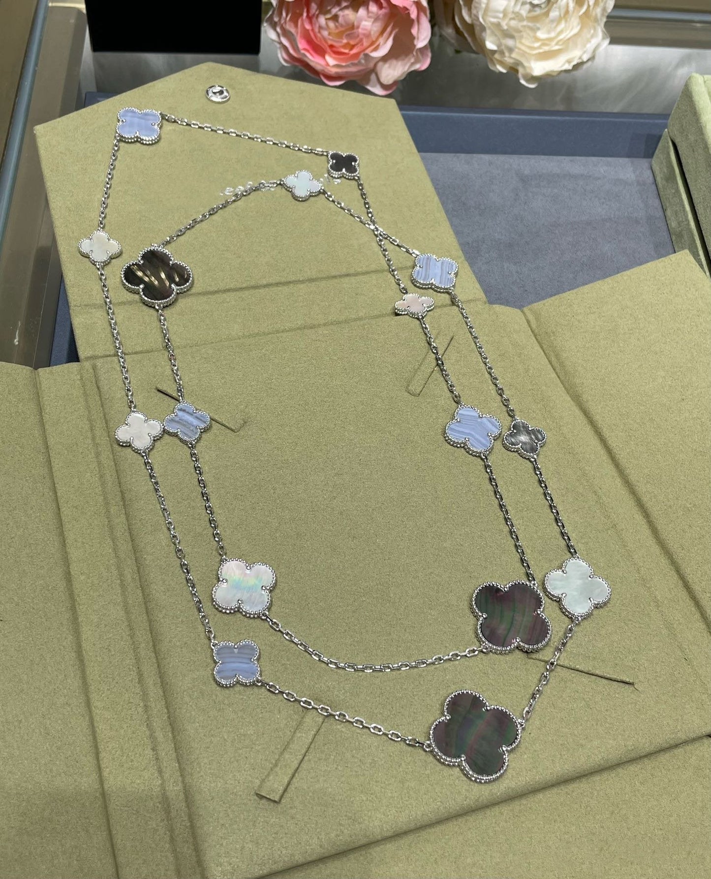[Vintora]COLLIER EN ARGENT CHALCEDOINE ET NACRE A MOTIFS CLOVER 16