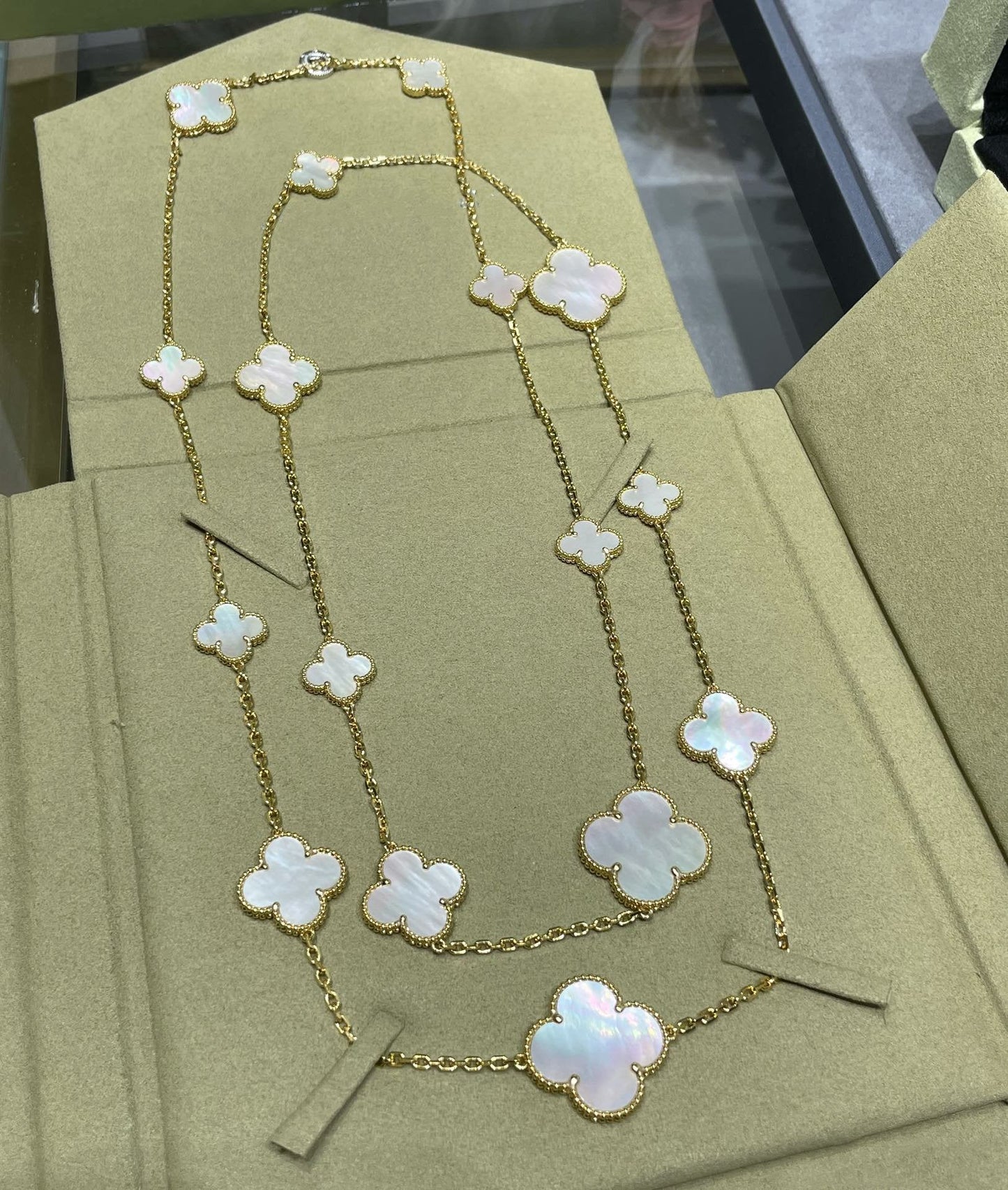 [Vintora]COLLIER OR CLOVER 16 MOTIF NACRE BLANCHE