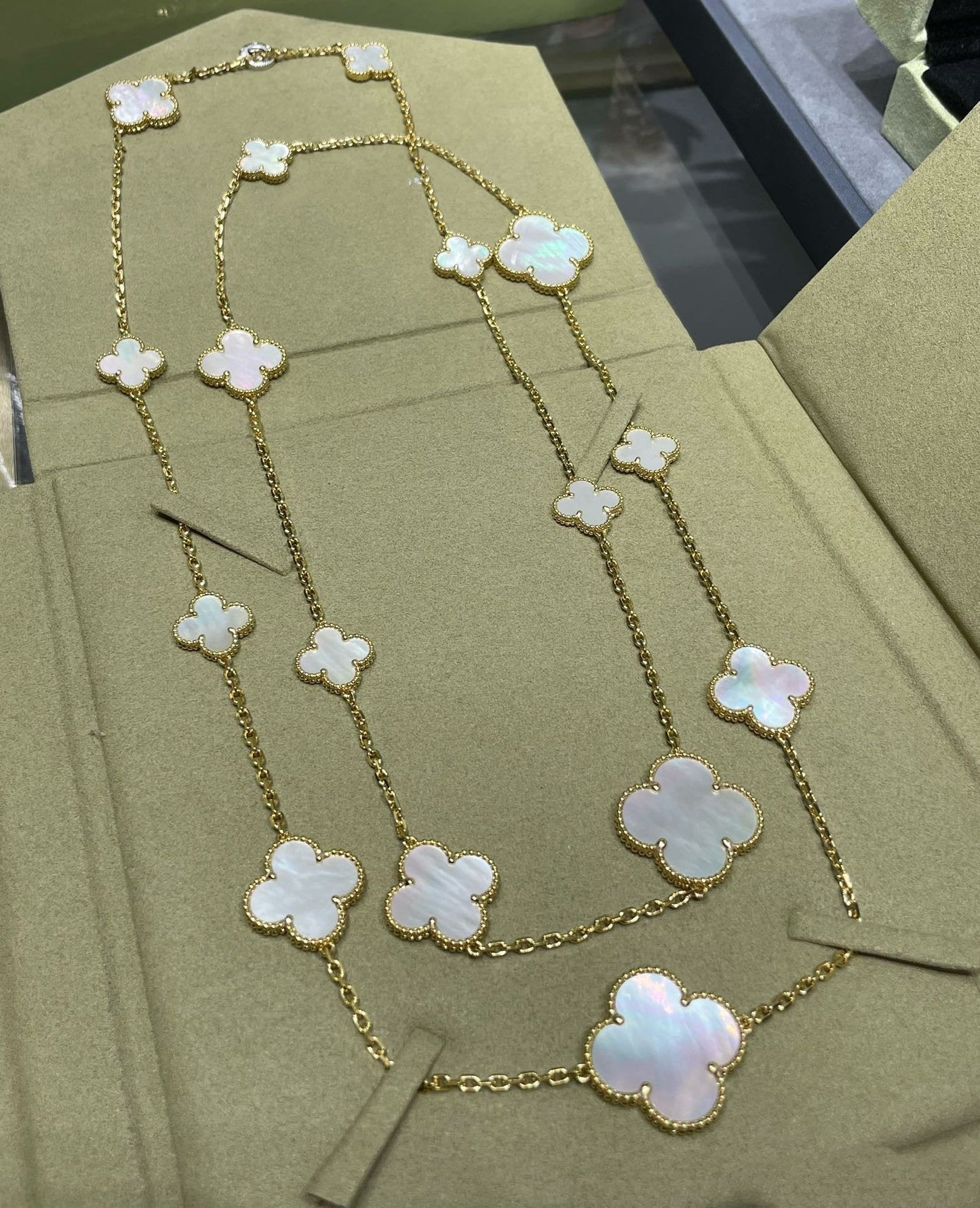 [Vintora]COLLIER OR CLOVER 16 MOTIF NACRE BLANCHE