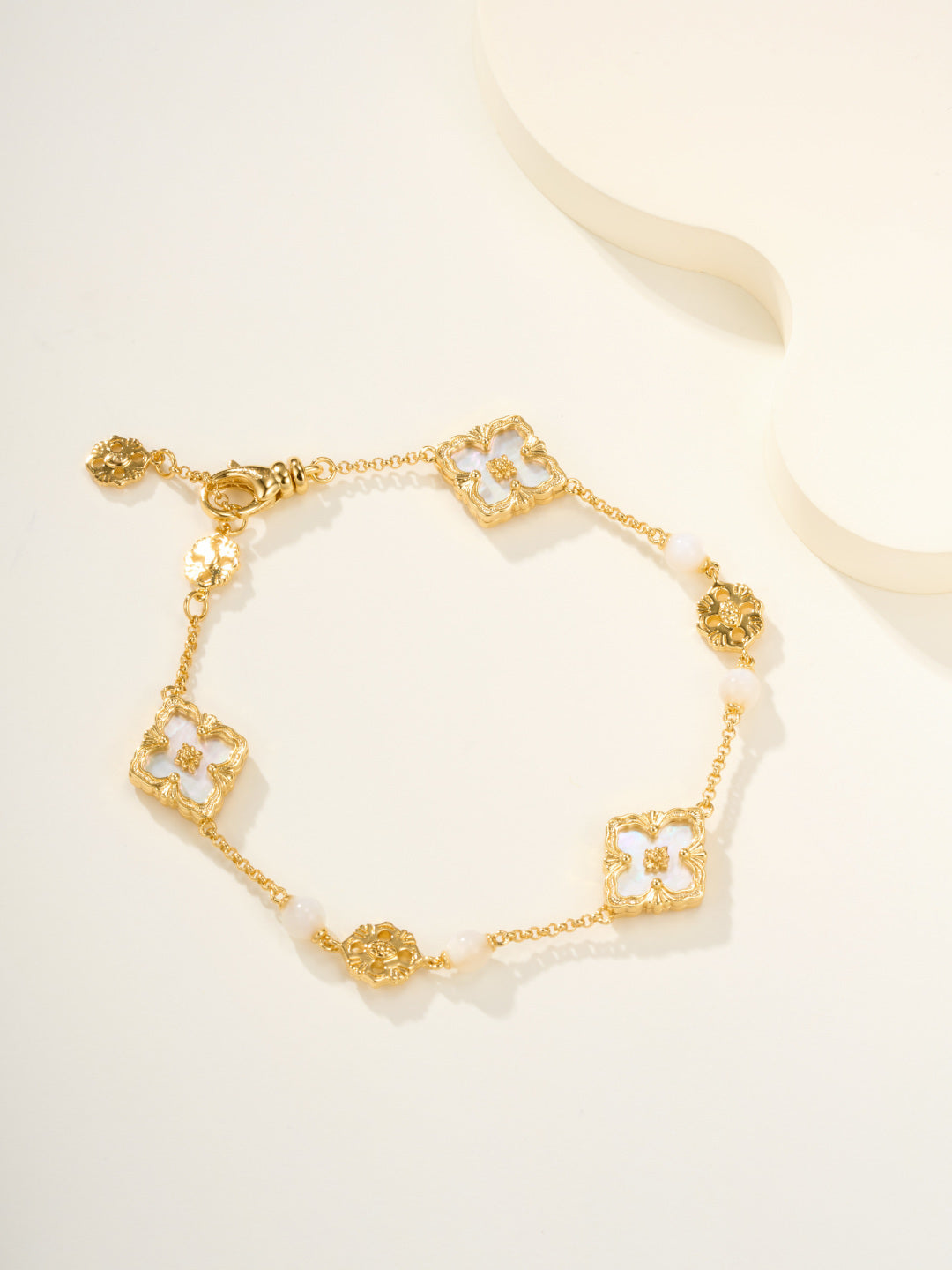 [?Vintora]B.C.L ENAMELED Three-Flower Bracelet¡ꡧTrumpet)