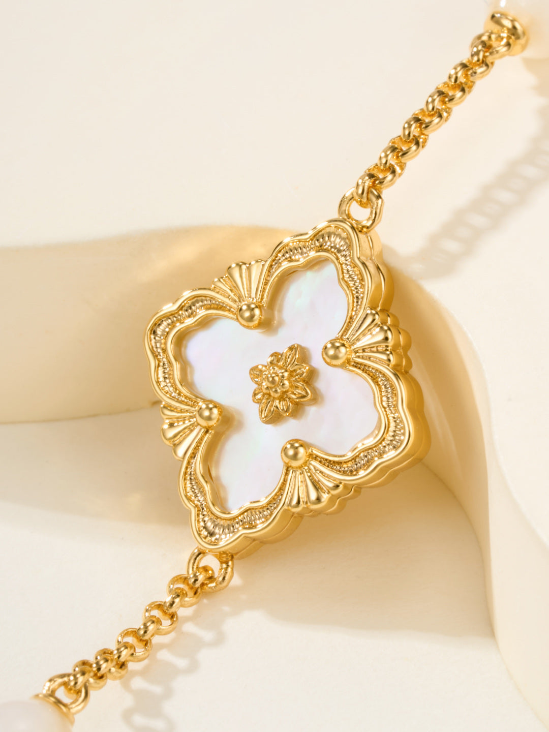 [?Vintora]B.C.L ENAMELED Three-Flower Bracelet¡ꡧTrumpet)