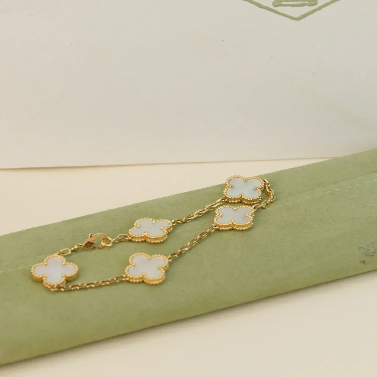 [?Vintora]CLOVER WHITE PEARL MOP 5 MOTIF BRACELET COLLECTION