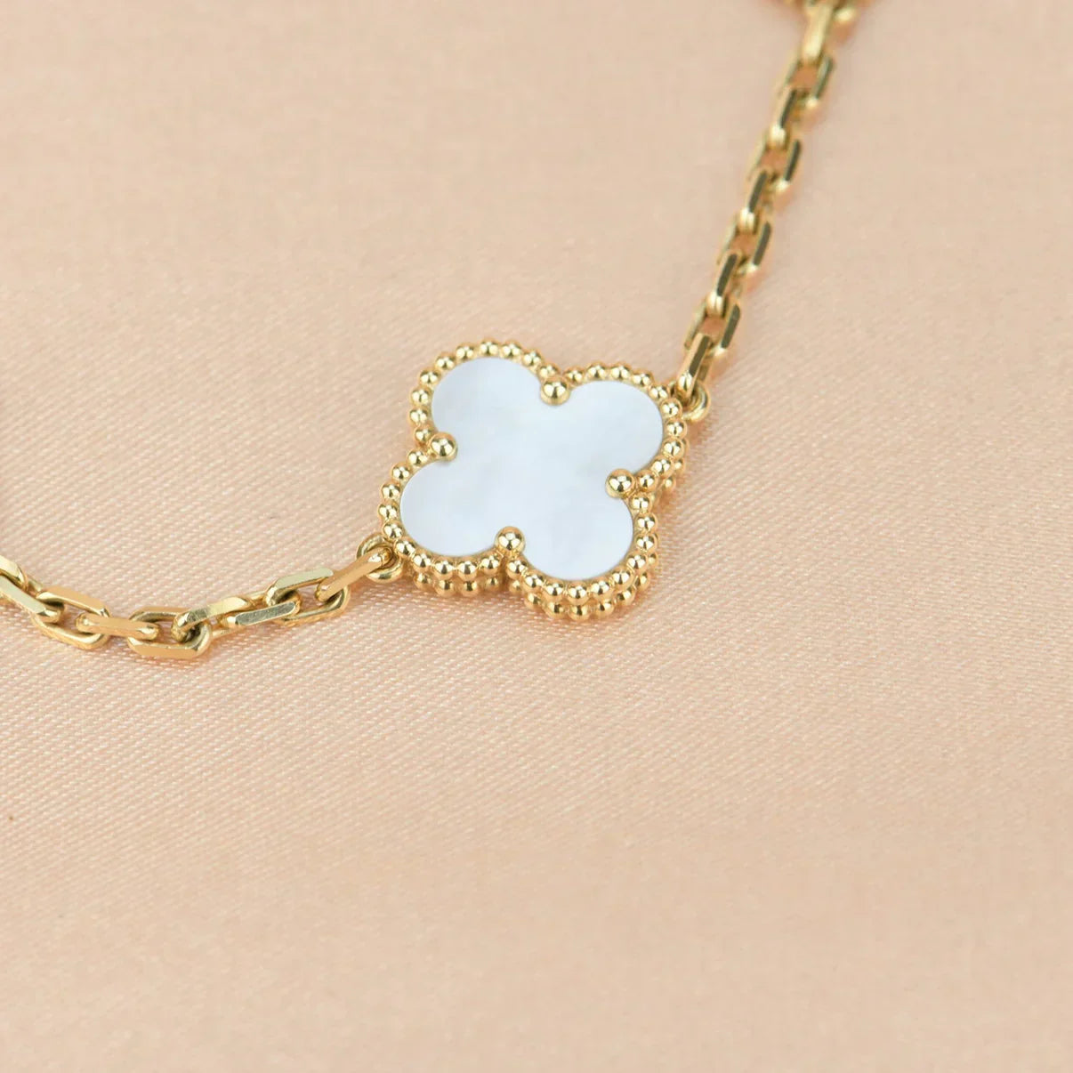 [?Vintora]CLOVER WHITE PEARL MOP 5 MOTIF BRACELET COLLECTION