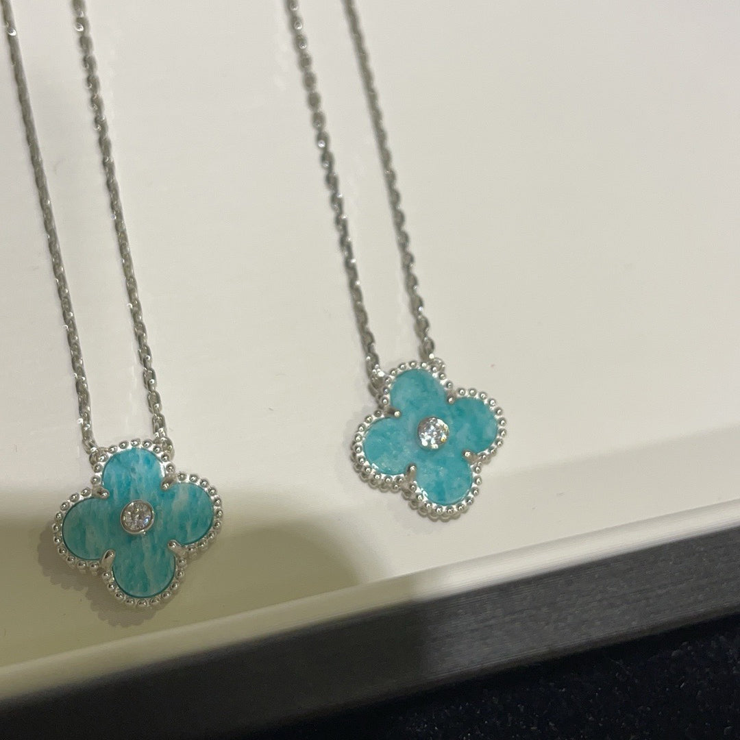 [Vintora]COLLIER EN PORCELAINE SVRES DIAMANT 15 MM TRÈFLE ARGENT