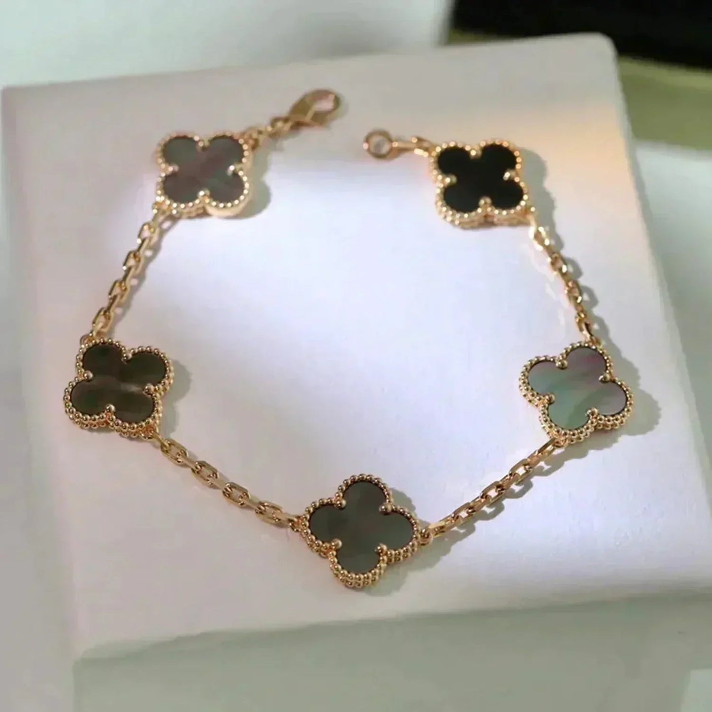 [?Vintora] CLOVER 5 MOTIF GRAY MOP BRACELET COLLECTION