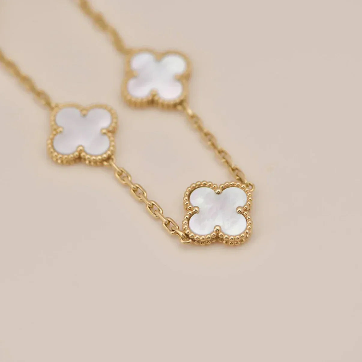 [?Vintora]CLOVER WHITE PEARL MOP 5 MOTIF BRACELET COLLECTION