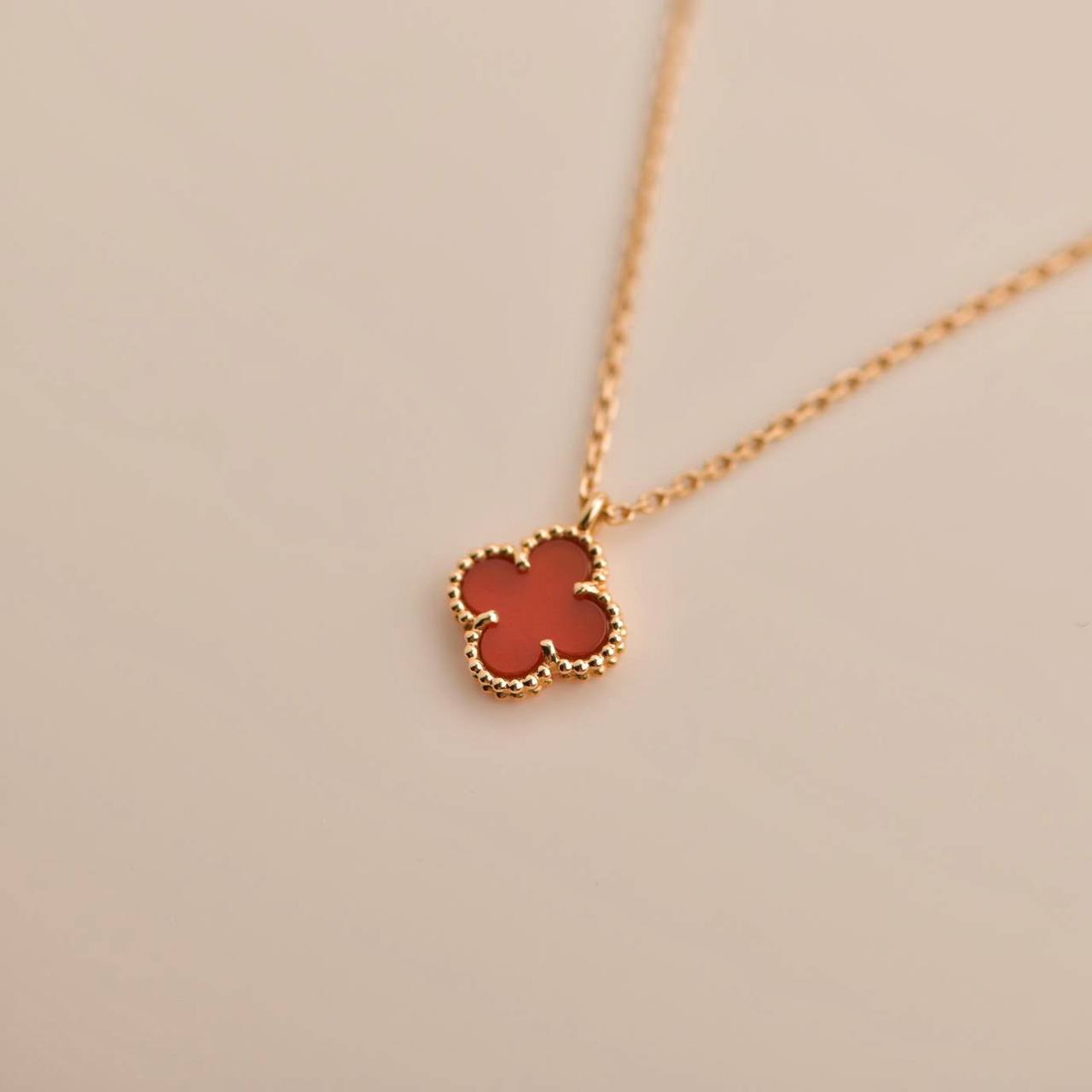 [Vintora]COLLIER TRÈFLE MINI 9,5 MM CORNALINES BLANCHES