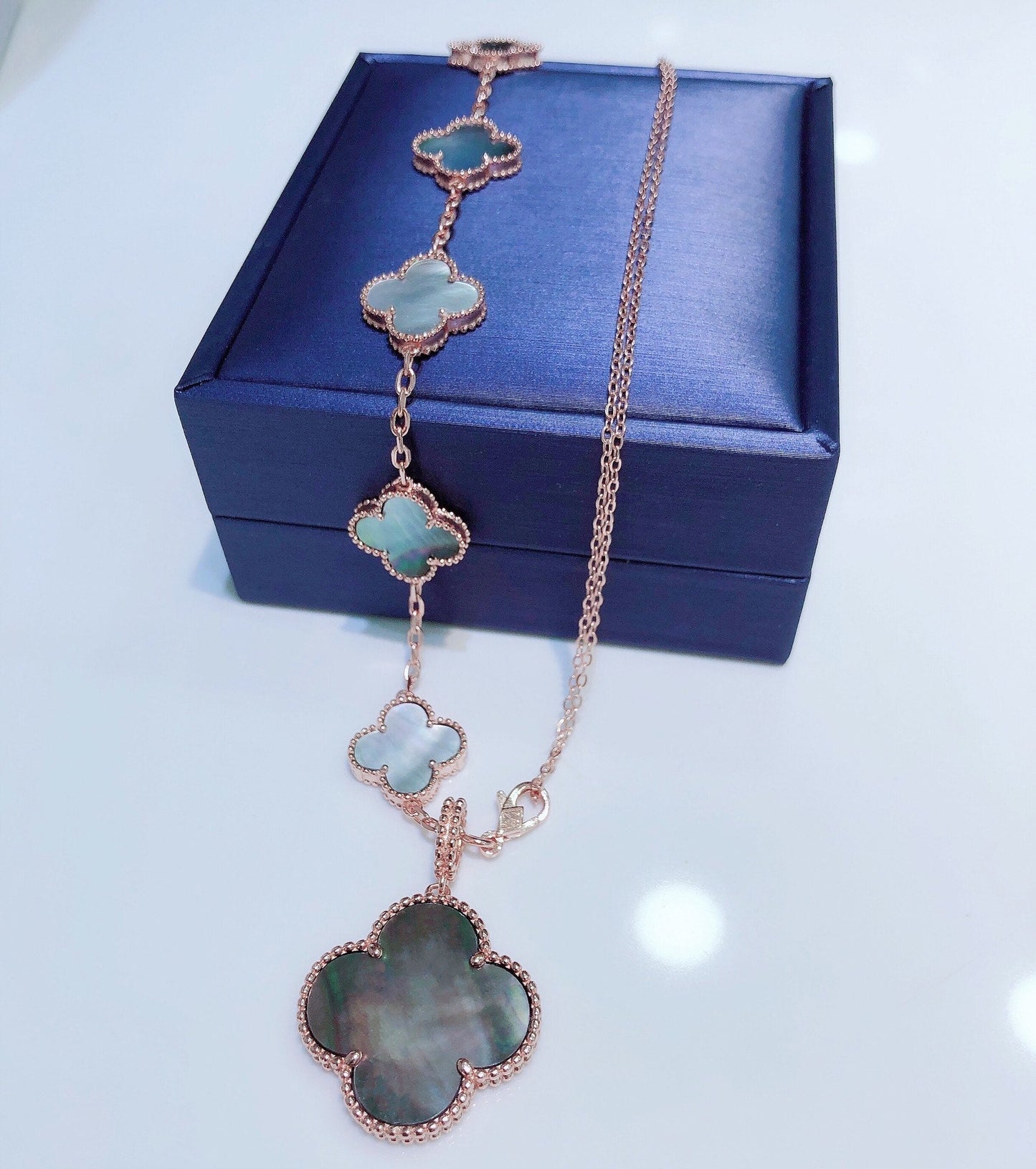 [Vintora]BRACELET ET COLLIER COMBINÉS 5 MOTIFS NACRE FONCÉE OR ROSE