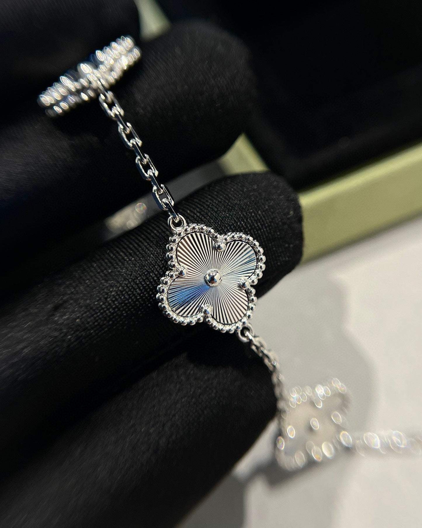 [?Vintora] CLOVER 5 MOTIF LASER BRACELET COLLECTION