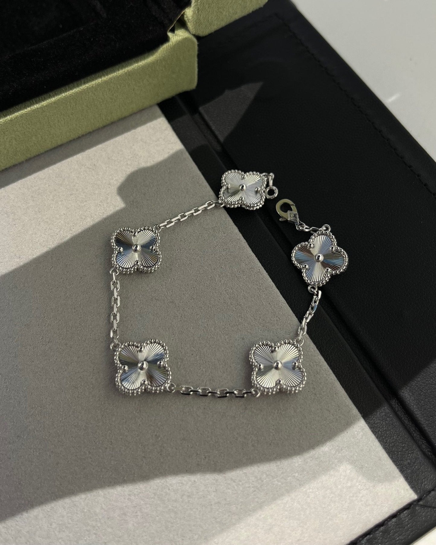 [?Vintora] CLOVER 5 MOTIF LASER BRACELET COLLECTION