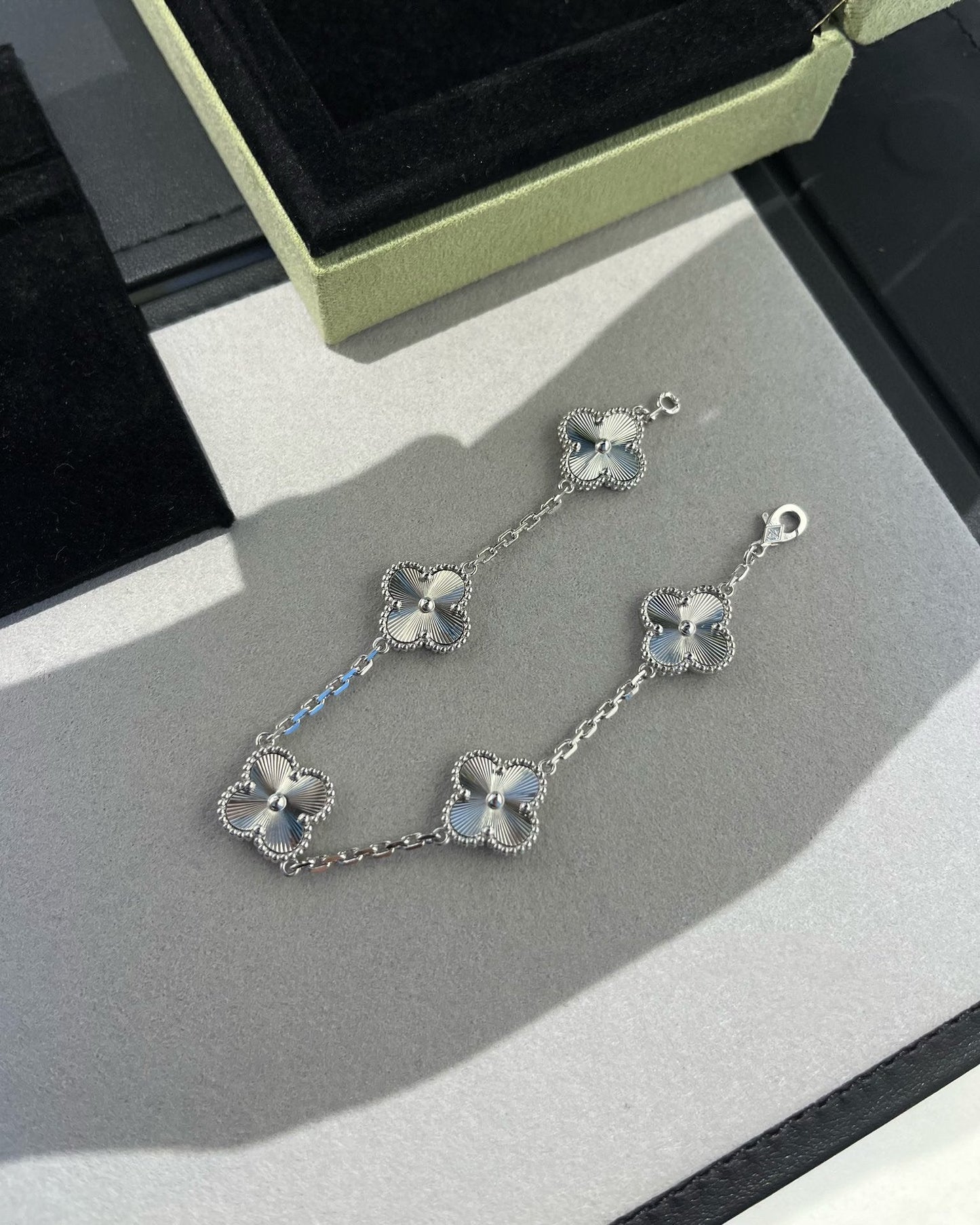 [?Vintora] CLOVER 5 MOTIF LASER BRACELET COLLECTION
